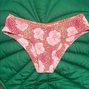 NWOT BENOA swim pink hibiscus print bikini bottom. Size XL